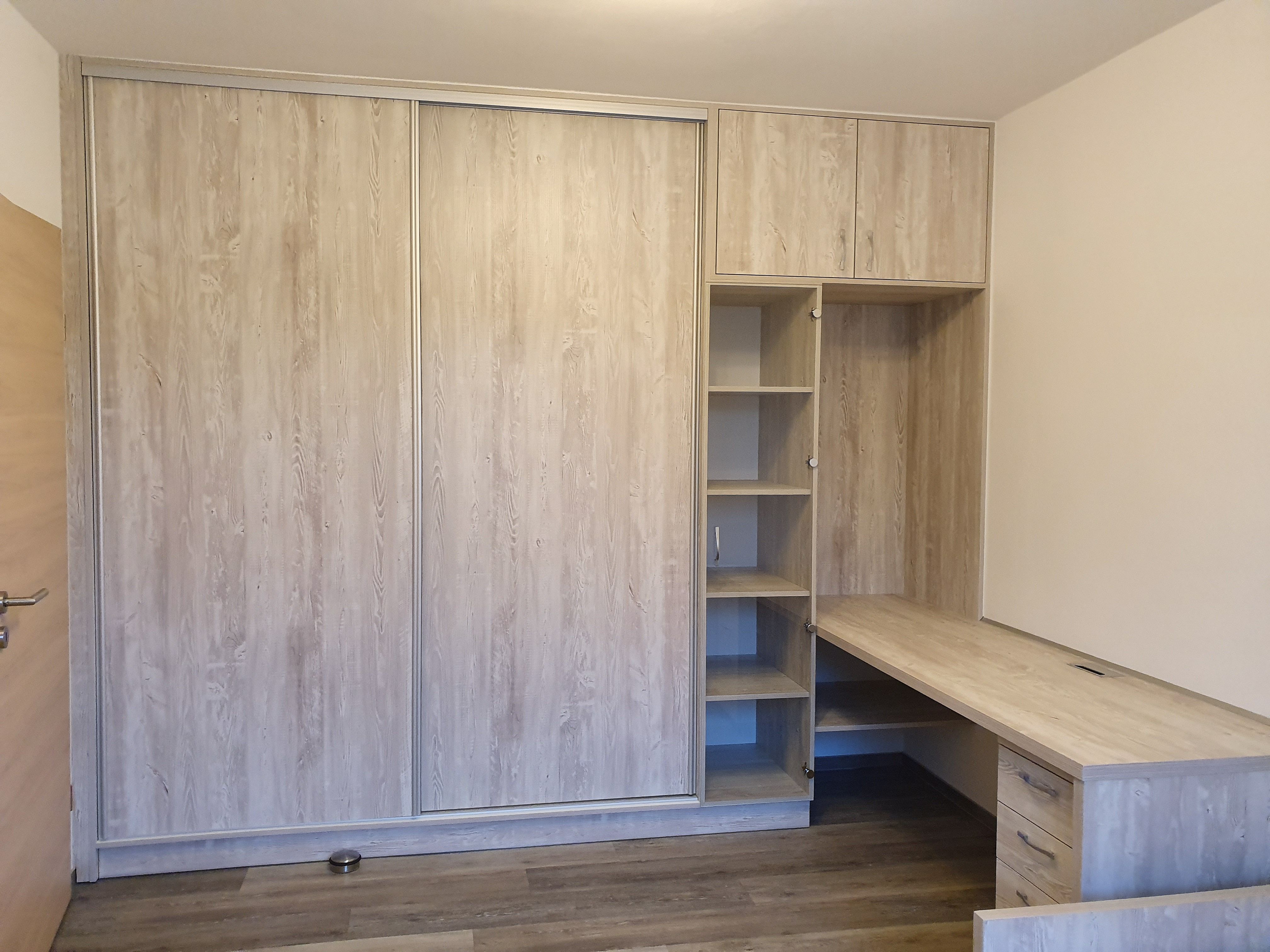 Skříň a stůl dětský pokoj